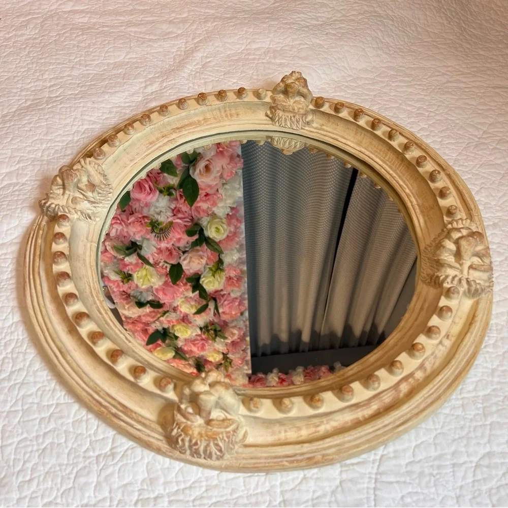 Hamilton collection round lion head “ carved “ mirror plastic decorative 19 inch